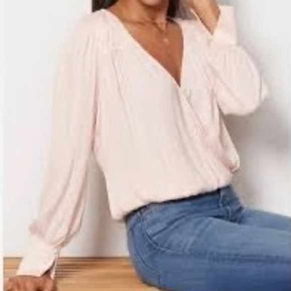 Evereve Rosalie Satin Surplice Blouse XS Long Sleeve Button Cuff Pale Pink NWT - Picture 1 of 9